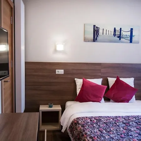 Antwerp Inn Hotel 3*